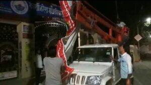 भदोही : आदर्श आचार संहिता लागू होने के बाद हटवाए गए बैनर व पोस्टर