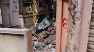 वाराणसी: दालमंडी चौड़ीकरण की कार्यवाही शुरू, हथौड़ा – ड्रिल मशीन से दुकान जा रही तोड़ी, फोर्स मौजूद