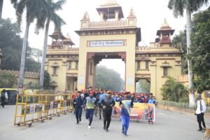 Run for KTS 04 : BHU में मैराथन का आयोजन, सैकड़ों युवाओं ने लिया भाग, कुलपति ने हरीझंडी दिखा किया रवाना