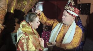 रशियन जोड़े ने काशी में हिन्दू रीति रिवाज से रचाई शादी, शिव – पार्वती से हुए थे प्रेरित 