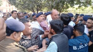 बीएचयू में छात्रों का जोरदार प्रदर्शन: CHS में कक्षा-9 की सीटें शून्य करने और प्रवेश परीक्षा बहाली पर मचा बवाल