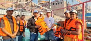 काशी: गंगा में सुरक्षा और स्वच्छता के लिए ‘नमामि गंगे’ का महाअभियान, विदेशी सैलानियों ने भी थामा हाथ