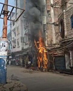 वाराणसी: नई सड़क में ट्रांसफार्मर में भीषण आग, इलाके में अफरा-तफरी