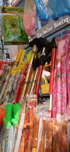 काशी के बाजारों पर चढ़ा फागुनी रंग: हर्बल गुलाल और ‘बुलडोजर’ पिचकारियों की धूम