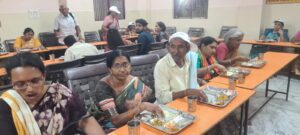 काशी : अन्नपूर्णा अन्नक्षेत्र में प्रशासन एवं प्रबंधन की पहल पर प्रसाद वितरण शुरु