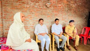  यूपी कॉलेज हत्याकांड: इकलौते बेटे की हत्या से बिखरा परिवार, MLC विशाल सिंह चंचल ने दी 5 लाख की सहायता, न्याय का भरोसा