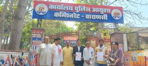 नाव पर इफ्तार प्रकरण में युवकों की गिरफ्तारी के खिलाफ पुलिस कमिश्नर को सौंपा गया ज्ञापन