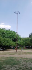 तिलभाण्डेश्वर पार्क की सोलर लाइटें बंद, हाई मास्ट लाइट भी बेकार — अंधेरे में खेलने को मजबूर बच्चे, स्थानीय लोगों में आक्रोश