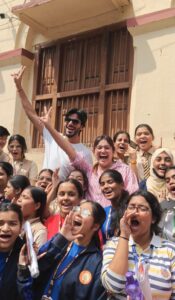 वाराणसी: सीबीएसई 12वीं बायोलॉजी परीक्षा के बाद छात्रों के बीच पहुँचीं पीडब्ल्यू की आरुषि तुली मैम, सरप्राइज विजिट से बढ़ा मनोबल