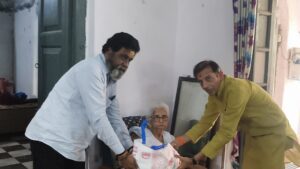 वाराणसी: समाजसेवी ने राजकीय वृद्ध महिला आश्रम में मनाया होली, अंगवस्त्र एवं मिष्ठान किया भेंट, हर संभव मदद का दिया आश्वासन