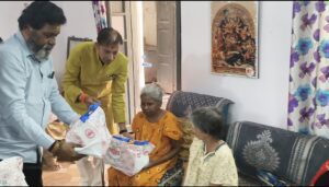 वाराणसी : राजकीय वृद्ध महिला आश्रम में समाजसेवी ने मनाया होली, अंगवस्त्र एवं मिष्ठान किया भेंट, हर संभव मदद का आश्वासन