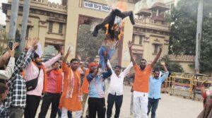 सीएम योगी की मां पर टिप्पणी से वाराणसी में आक्रोश, BHU सिंह द्वार पर मौलाना अब्दुला सलीम का पुतला फूंका