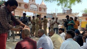 वाराणसी:उदय प्रताप कॉलेज में छात्रों का अनोखा विरोध, धरना स्थल पर कराया मुंडन