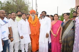 वाराणसी पहुंचे राज्यसभा सांसद उमेशनाथ महाराज, कबीर मठ में हुआ स्वागत