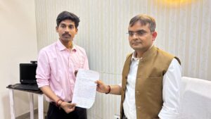 वाराणसी :पत्रकार निशांत चतुर्वेदी ने जिलाधिकारी को दिया ज्ञापन,स्कूलों की किताबी लूट पर लगाम लगाने की अपील