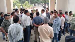 बीएचयू कर्मचारियों का हल्लाबोल: कनिष्ठ लिपिक परीक्षा स्थगित करने की मांग को लेकर निकाला शांतिपूर्ण जुलूस