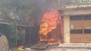 वाराणसी:काशी हिंदू विश्वविद्यालय के आयुर्वेद संकाय परिसर में गोदाम में लगी आग, लाखों का सामान जलकर खाक