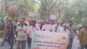 बीएचयू में संविदा कर्मचारियों का प्रदर्शन पांचवें दिन भी जारी नियमितीकरण की मांग को लेकर मधुबन पार्क में शांतिपूर्ण धरना, हजारों कर्मचारी दे रहे योगदान का हवाला