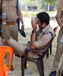 वाराणसी: झंडा विवाद में बवाल, ग्रामीणों ने पुलिस पर किया पथराव; 6 लोग हिरासत, FIR दर्ज