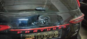 वाराणसी: अस्सी घाट पार्किंग के पास फॉर्च्यूनर सवार साड़ी व्यापारी से मारपीट, गाड़ी में तोड़फोड़; मुख्य आरोपी गिरफ्तार 