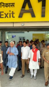 काशी पहुंचे जम्मू-कश्मीर के उपराज्यपाल मनोज सिन्हा, एयरपोर्ट पर हुआ भव्य स्वागत