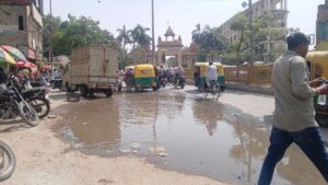 बीएचयू मुख्य द्वार के सामने सड़क पर बह रहा सीवर का पानी, राहगीरों और मरीजों को हो रही भारी परेशानी