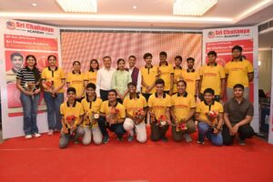 श्री चैतन्या अकादमी के छात्रों का JEE मेन में दमदार प्रदर्शन, टॉपर्स को लैपटॉप-टैब देकर मनाया जश्न