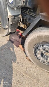 डंपर के पहिए के नीचे आकर खलासी की दर्दनाक मौत, चालक हिरासत में