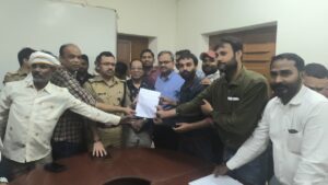 काशी हिन्दू विश्वविद्यालय में नियमितीकरण की मांग को लेकर कर्मचारियों से ADM – DCP ने की मुलाकात कर किया चर्चा।