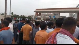 अमूल डेयरी के बाहर मजदूरों का महासंग्राम: 3 साल से नहीं बढ़ा वेतन, महिलाओं संग सड़क पर उतरे कर्मचारी