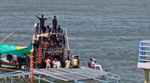 इफ्तार के बाद अब गंगा में ‘शराब पार्टी’: नाव पर डीजे की धुन और छलके जाम, Video Viral