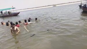 गंगा स्नान के दौरान बड़ा हादसा टला, नाविकों की तत्परता से 15 श्रद्धालुओं की बची जान