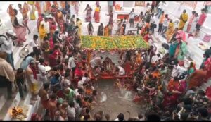 चक्रपुष्करणी कुण्ड में श्रद्धालुओं ने लगाई आस्था की डुबकी, विधि-विधान से हुआ पूजन