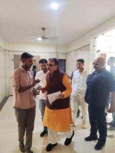 बीएचयू ट्रॉमा सेंटर प्रभारी को हटाने की मांग तेज, छात्रों ने EC सदस्य महेन्द्रनाथ पांडे को सौंपा ज्ञापन