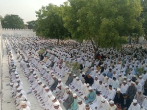 वाराणसी में अमन और भाईचारे के साथ मनाई गई बकरीद, ईदगाहों में उमड़ी हजारों नमाजियों की भीड़