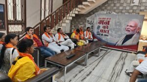 वाराणसी में कार्यकर्ताओं ने सुना प्रधानमंत्री मोदी के ‘मन की बात’ का 134वां एपिसोड