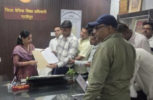 गाजीपुर: वरिष्ठता के आधार पर हो शिक्षक समायोजन, कनिष्ठ शिक्षकों ने बीएसए को सौंपा ज्ञापन