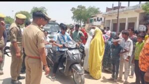 नेवादा के पास अज्ञात वाहन की टक्कर से स्कूटी सवार युवक गंभीर, ट्रॉमा सेंटर रेफर