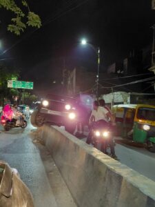 वाराणसी के कमच्छा में तेज रफ्तार थार डिवाइडर पर चढ़ी, शराब के नशे में ड्राइविंग की आशंका, बड़ा हादसा टला