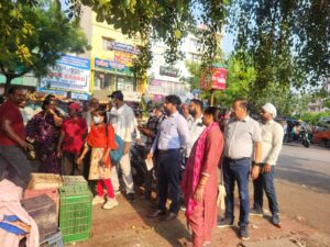 दुर्गाकुण्ड वार्ड में चला स्वच्छता जागरूकता अभियान, दुकानदारों को किया गया जागरूक