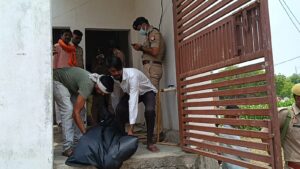 वाराणसी के चोलापुर में दो लोगों की संदिग्ध मौत, सल्फास के पैकेट और शराब की बोतल मिलने से सनसनी