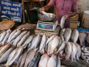 मिर्जामुराद की मछली मंडी पर उठे सवाल, कम तौल और अभद्र व्यवहार से उपभोक्ताओं में नाराजगी