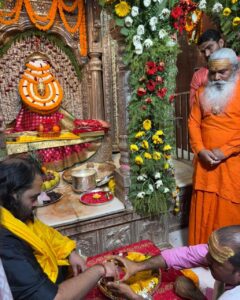 वाराणसी पहुंचे अनंत अंबानी, काशी विश्वनाथ एवं माँ अन्नपूर्णा का किया विशेष कुमकुम पूजन
