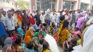 करंट लगने से संविदा लाइनमैन की मौत, शव रखकर बिजली विभाग कार्यालय पर प्रदर्शन; मुआवजा और कार्रवाई की मांग