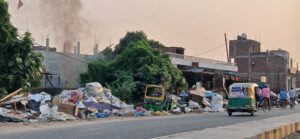बाईपास किनारे कबाड़ की आड़ में दोपहिया वाहनों की कटाई का आरोप, स्थानीय लोगों ने उठाई जांच की मांग