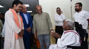 समाज कल्याण मंत्री असीम अरुण पहुंचे रामनगर वृद्धाश्रम आवासीय संग किया भोजन