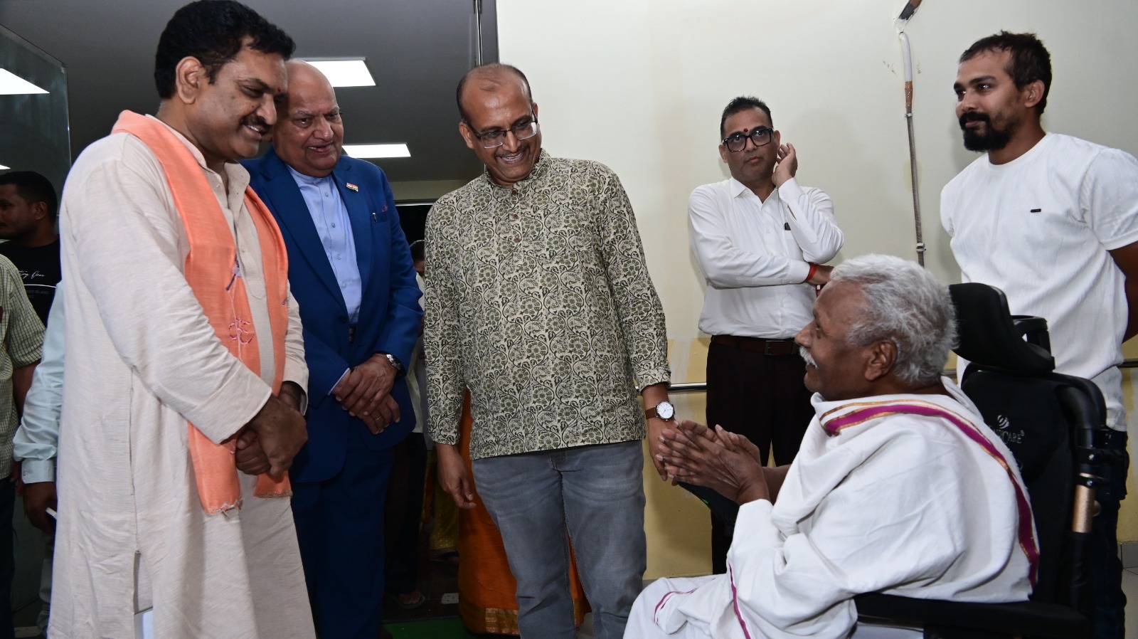 समाज कल्याण मंत्री असीम अरुण पहुंचे रामनगर वृद्धाश्रम आवासीय संग किया भोजन