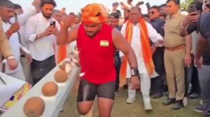 गाजीपुर में कोकोनट मैन धर्मेंद्र राजभर ने रचा इतिहास, 6 मिनट 24 सेकंड में फोड़े 651 नारियल; मंत्री हंसराज विश्वकर्मा ने दी बधाई