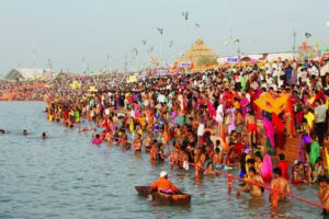 कुंभ मेले के दौरान श्रद्धालुओं की उमड़ती भीड़