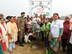 पर्यावरण रत्न सम्मान प्राप्त करते गंगा सेवक शिवम अग्रहरि, चंदौली के गंगेश्वर घाट पर आयोजित पौधरोपण एवं सम्मान समारोह का दृश्य।